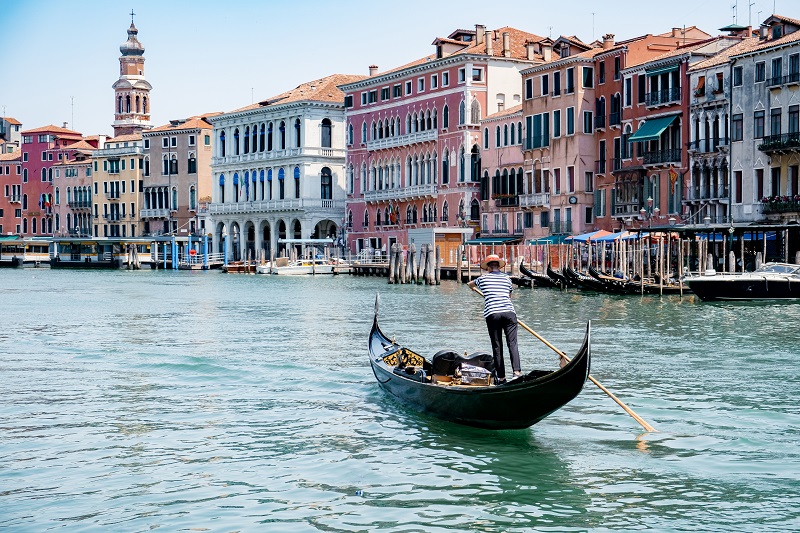 Gondola płynąca kanałem w Wenecji
