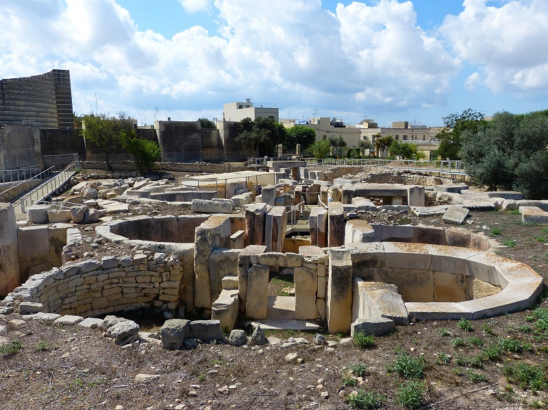 Widok na ruiny megalitycznej świątyni Tarxien na Malcie