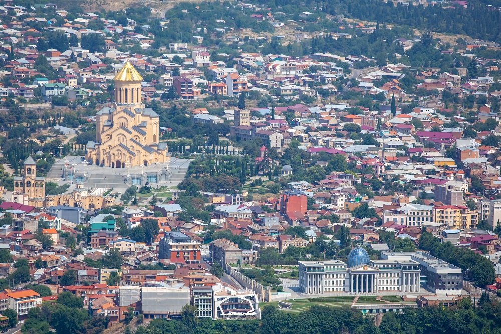 Widok z góry na panoramę Tbilisi, stolicy Gruzji