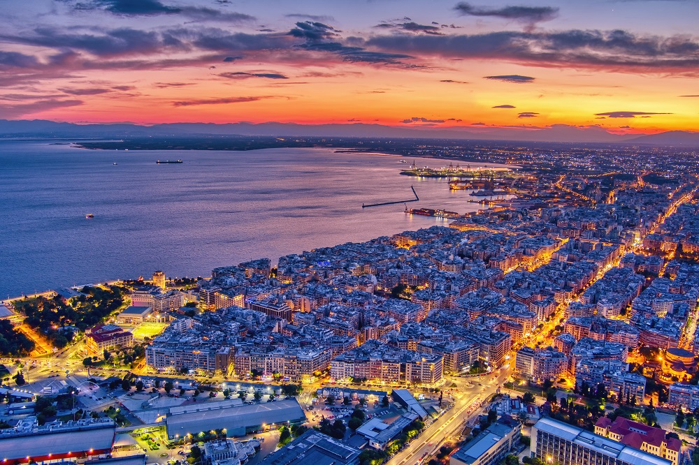 Widok z góry na Saloniki podczas zachodu słońca