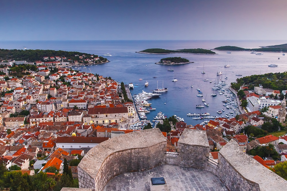 Ujęcie z punktu widokowego na miasto Hvar - zabytkowa zabudowa w malowniczej zatoce